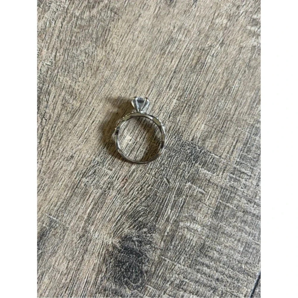 Fashion jewelry women’s size 10 metal and rhinestone twist solitaire ring